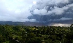 Indonésie: le volcan Sinabung en éruption