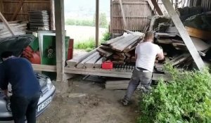 Il tente une petite blague avec une tronçonneuse mais ne s'attendait pas à un telle réaction