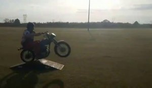Il tente un tout petit saut en moto et se rate complètement