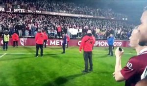 Les joueurs du FC Metz communient avec leur public