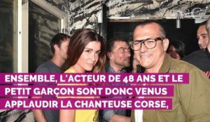 Jenifer Bartoli applaudie sur scène par son ex Thierry Neuvic et son fils Joseph lors de son concert