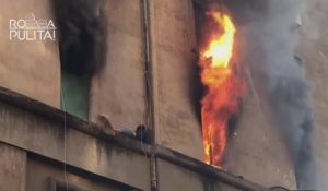 Il se réfugie sur la façade de son immeuble pour échapper à un incendie