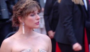 Milla Jovovich scintille sur le tapis rouge - Cannes 2019