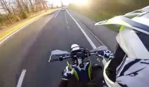 Karma : ce motard est interrompu par la police en faisant des roues arrières !