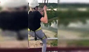 Une fille fait une lourde chute après être tombée d'une tyrolienne !