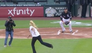 Quand une femme lance une balle de baseball sur un... photographe !