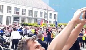 Belfort Arrivée du ministre Bruno Le Maire sous les huées de la foule rassemblée à General Electric