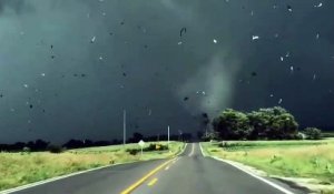 Un conducteur se retrouve face à face avec une grosse tornade à Valeria, Iowa