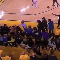 Kyle Lowry poussé et insulté par un spectateur