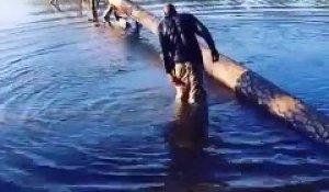 Marcher en équilibre sur un tronc d'arbre au dessus d'un lac... erreur