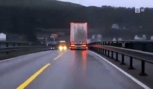 Un conducteur très chanceux face à un camion