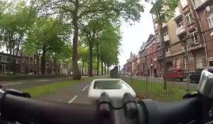 Un cycliste se fait harceler par un homme en scooter mais le karma n'est pas très loin