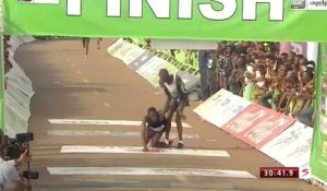 Quand un athlète kényan sacrifie sa course pour venir en aide à un concurrent en galère