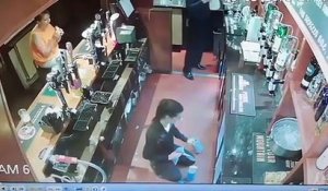 Une femme chute sans raison et se met ko sur le bar d'un restaurant
