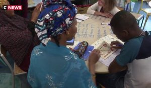 Des parents d'élèves étrangers apprennent le français à l'école