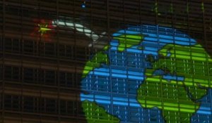 Greenpeace projette une bombe à retardement sur la maison européenne