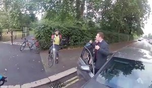 Un cycliste se la joue cowboy en arrêtant une voiture avant d'appeler les policiers