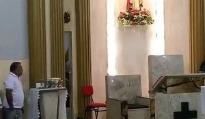 Un homme casqué tente de voler dans une église