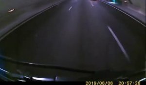 Un camion pousse une voiture dans un tunnel