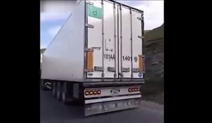 Des mécaniciens réparent un camion en route