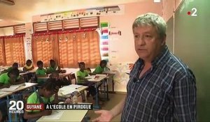 Guyane : le ramassage scolaire en pirogue