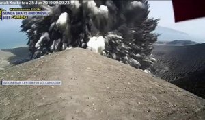 L’éruption très spectaculaire du volcan Anak Krakatoa en Indonésie