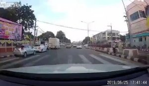 Chute d'un pylône électrique sur la route entre les voitures !