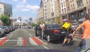 Un livreur à scooter percute une voiture et tente de prendre la fuite