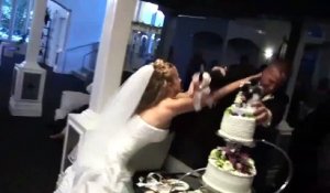 Quand le mariage dégénère au moment de la découpe du gâteau...