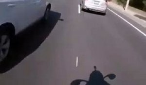 Un motard perd le controle de sa moto et va éviter le drame de justesse