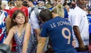 PHOTOS. Eugénie Le Sommer réconfortée par son fiancé Florian a...