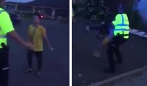 Un policier fait une prise de catch pour calmer un homme ivre et agressif