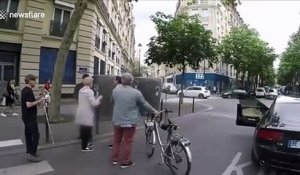 Paris : un automobiliste agresse un piéton aveugle et son accompagnateur en pleine rue