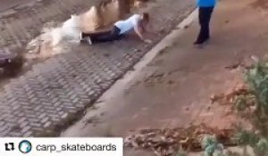 Il tombe en Skateboard dans l'eau d'un égout !