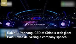 Robin Li, fondateur et PDG de Baidu, le moteur de recherche dominant en Chine, aspergé d'eau par un inconnu en pleine conférence
