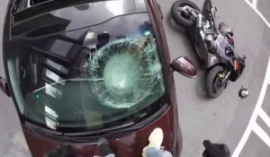 Un motard met un coup de gaz au lieu de freiner et percute une voiture