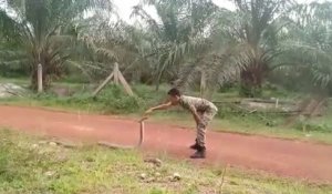 Un soldat maîtrise un Grand Cobra - Malaisie