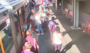 Un petit garçon chute entre le train et le quai: la vidéo fait froid dans le dos