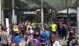 Gilets jaunes: Quelques centaines de manifestants viennent d'envahir la Gare du Nord à Paris, en ce jour de grands départs en vacances