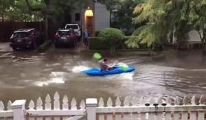 Kayak dans une route inondée