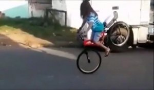 Elle se prend une gamelle énorme à vélo mais pas comme on s'y attend