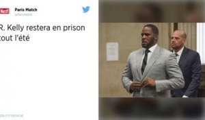 Le chanteur R. Kelly plaide non coupable et reste en prison