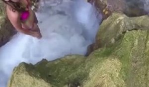 Regardez ces touristes plonger dans une cascade et disparaitre... Magique