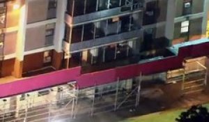 USA : Découvrez les images très impressionnantes d'un habitant d'un bâtiment de Philadelphie qui escalade la façade pour échapper à un incendie