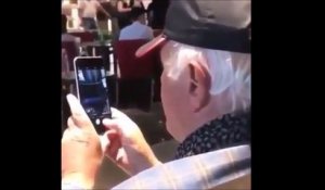 Ce grand-père se fait surprendre alors qu'il photographie une femme de dos