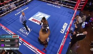 Un boxeur finit K.O en dehors du ring après un enchainement violent