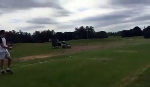 Golf : il tente un coup improbable.. et s'étale au sol !
