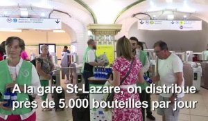 La RATP distribue des bouteilles d'eau aux usagers