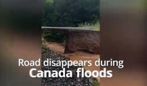 Une route emportée par les inondations au Canada