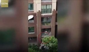 Suspendu dans le vide au sixième étage d'un immeuble, un enfant de 3 ans se lâche et chute dans le vide